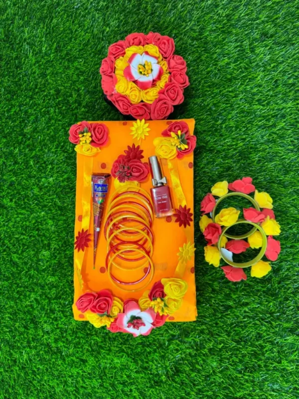 গায়ে হলুদের কম্বো সেট স্পেশালি গায়ে হলুদের জন্য, তাছাড়া বিভিন্ন প্রোগ্রামের জন্যও ইউজ করতে পারেনl কম্বো সেটে যা যা থাকছে:- 1.গায়ে হলুদের শাড়ি 2.গায়ে হলুদের মালার সেট -একটি গলার হার ও চিক হার -একজোড়া কানের দুল ও টিকলি -বেসলেট ও গাজরা 3.কাচের রেশমি চুরি এক ডজন(বক্স সহ) 4.একটি মেহেদী 5.একটি নেইল পলিশ যেই পিকচারের যে আইটেম দেওয়া আছে ওই পিকচারের সেই আইটেম থাকবেl